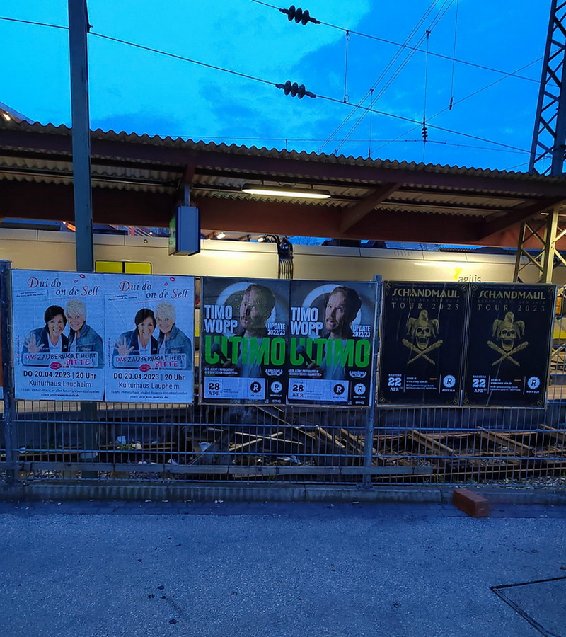 Bahnhöfen Plakatierung